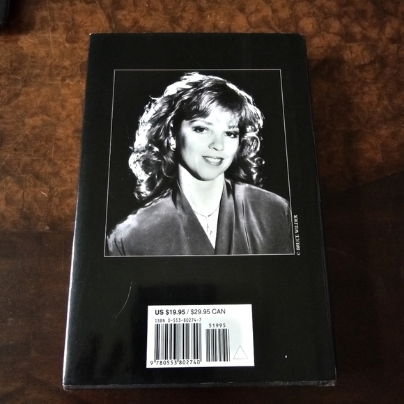 Hot Ice By Nora Roberts, Hardcover with Dust Jacket, Vintage, General Wear - Picture 3 of 8